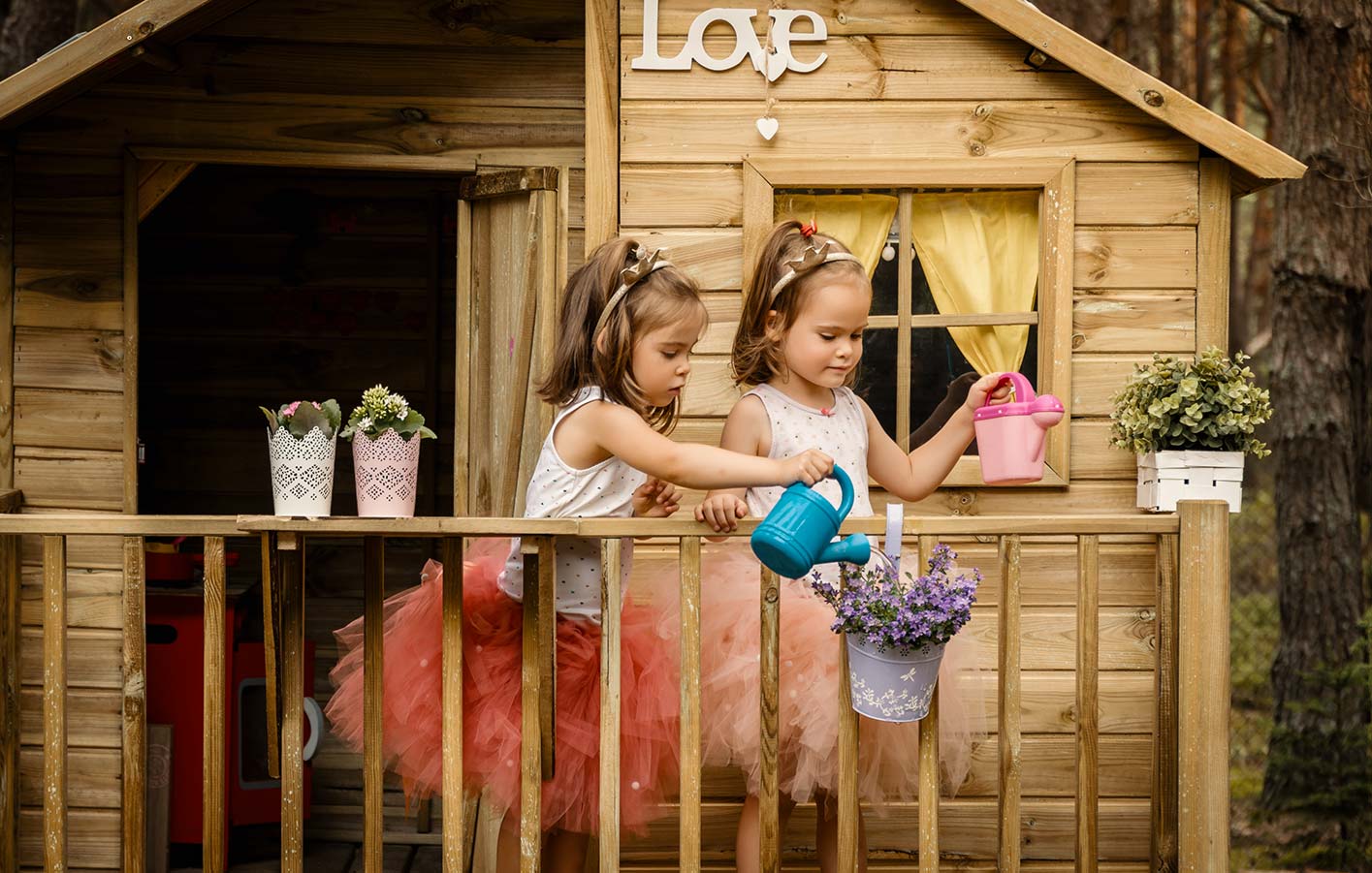 zwei Mädchen spielen in einem Kinderspielhaus
