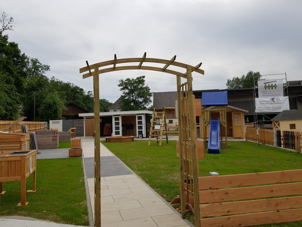 Eingang der Gartenausstellung von Holz Blasel